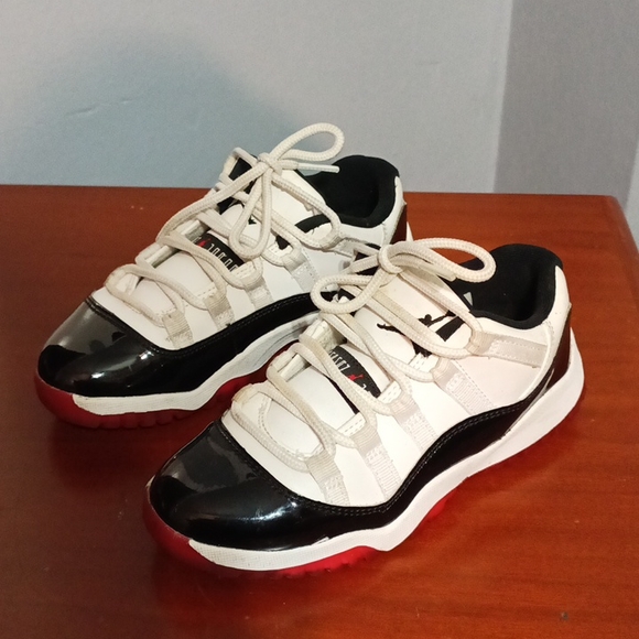 Jordan little boys size 13 white, black with red soles and tips sneakers - Picture 1 of 17